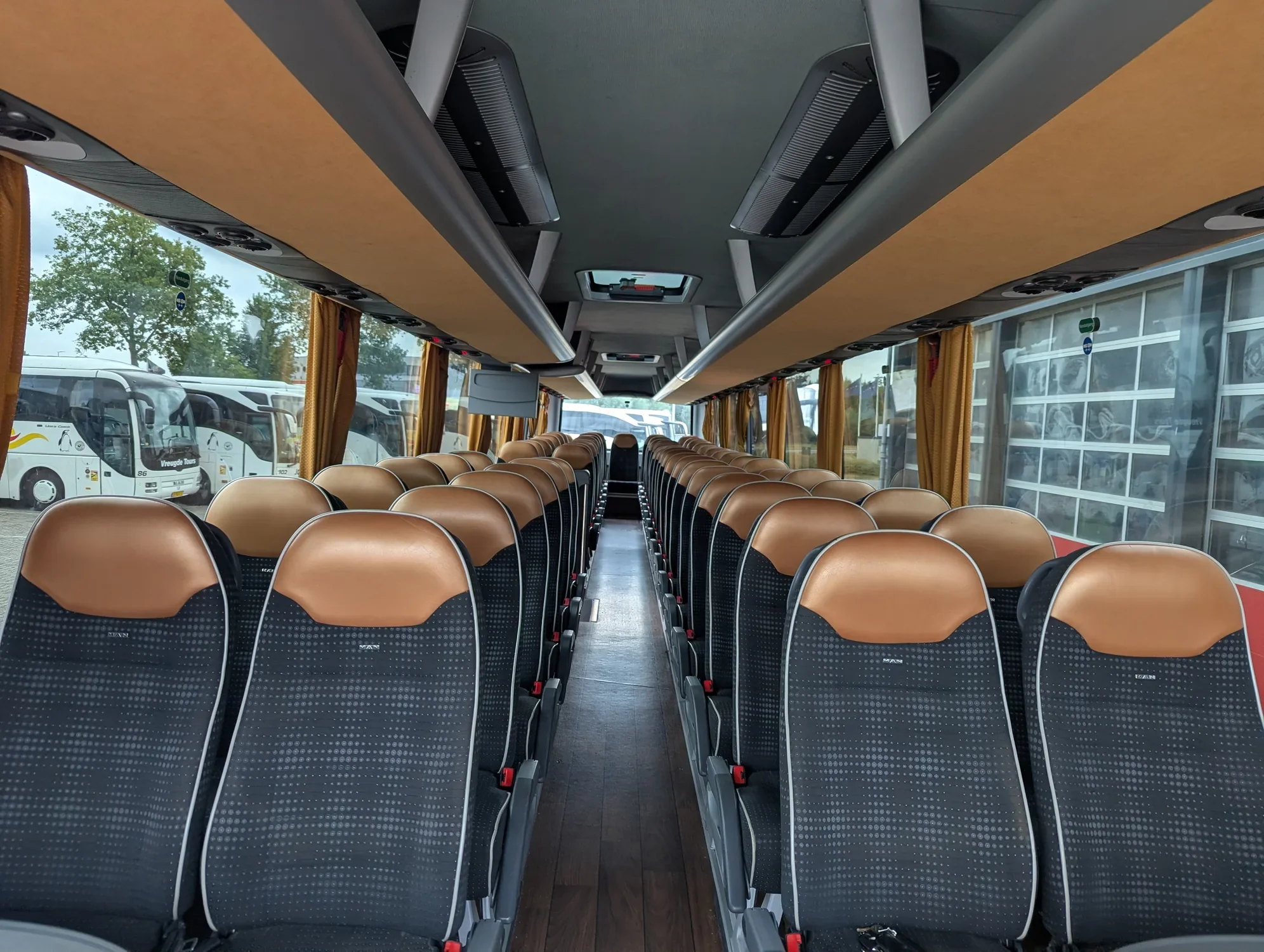 Interieur van bus 95 met 62 zitplaatsen Interieur van bus 95 met 62 zitplaatsen
