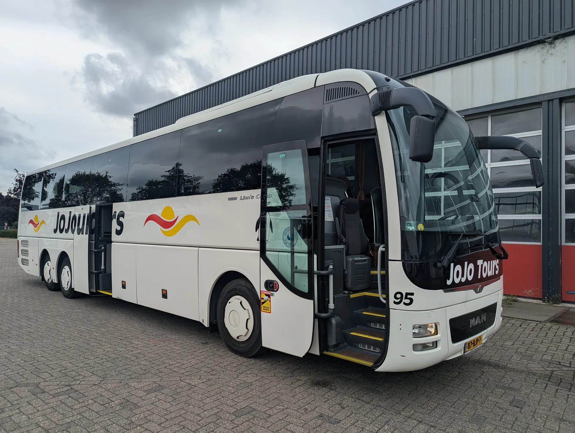 Bus 95 van JoJo Tours met geopende deur Bus 95 van JoJo Tours met geopende deur
