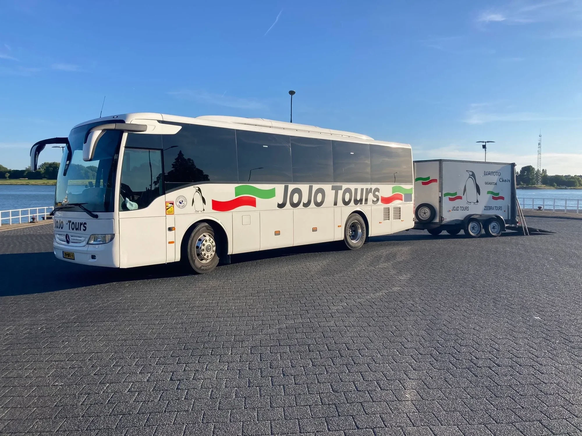 Touringcar van JoJo Tours met aanhanger Touringcar van JoJo Tours met aanhanger
