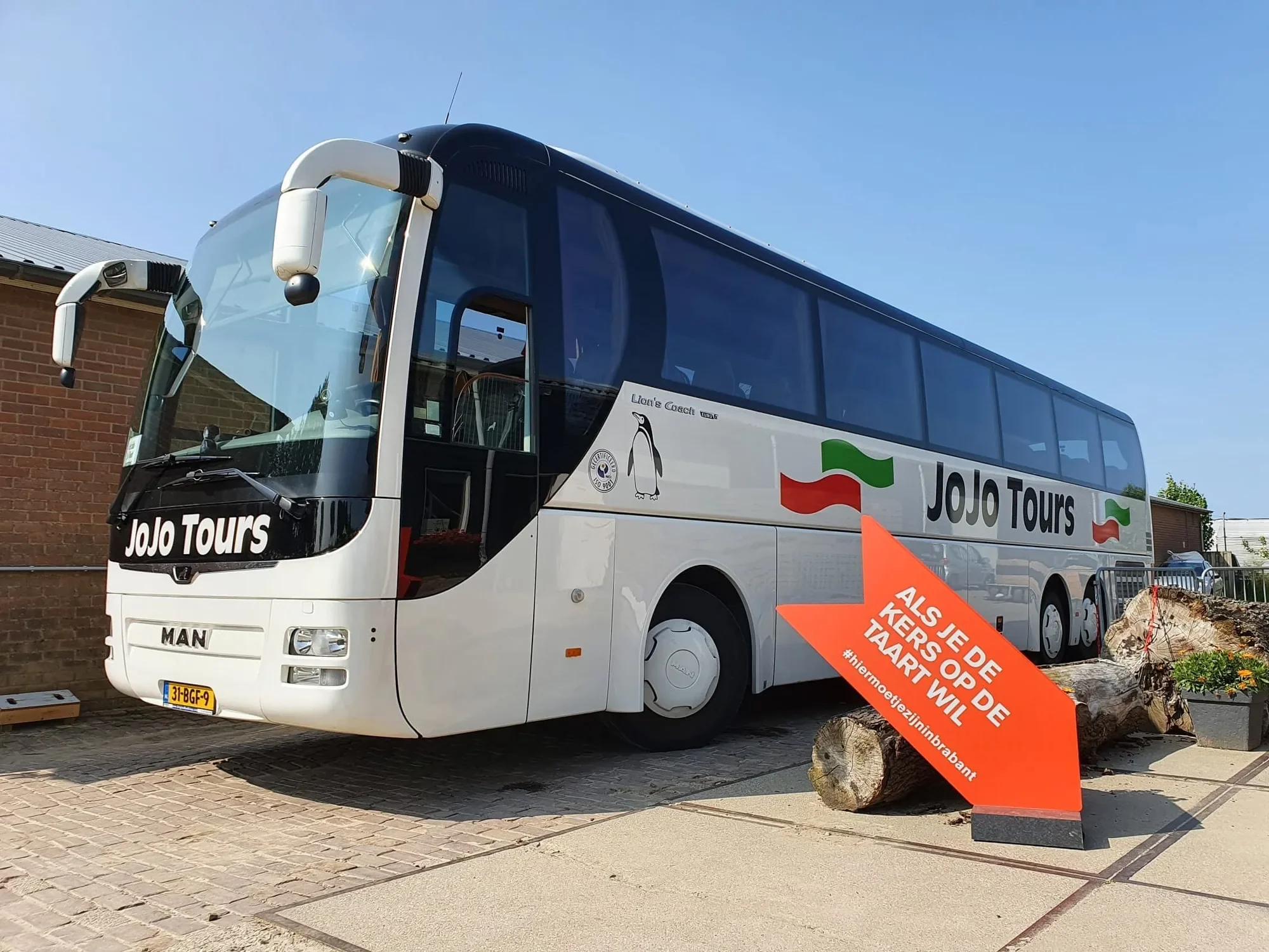 Touringcar van JoJo Tours tijdens een dagtocht Touringcar van JoJo Tours tijdens een dagtocht