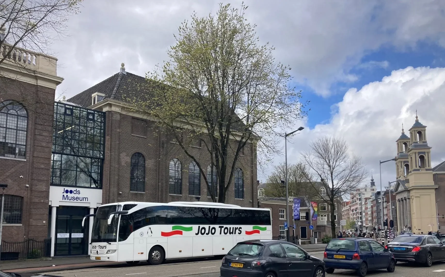 Touringcar van JoJo Tours bij het Joods Museum in Amsterdam Touringcar van JoJo Tours bij het Joods Museum in Amsterdam