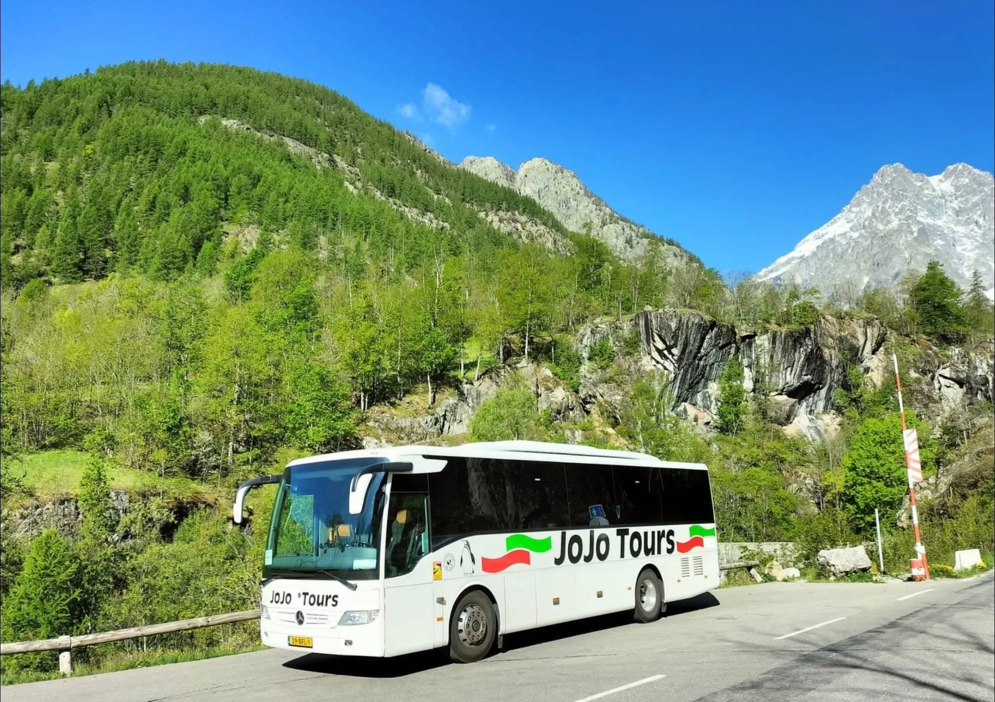 Touringcar van JoJo Tours in de Franse Alpen Touringcar van JoJo Tours in de Franse Alpen