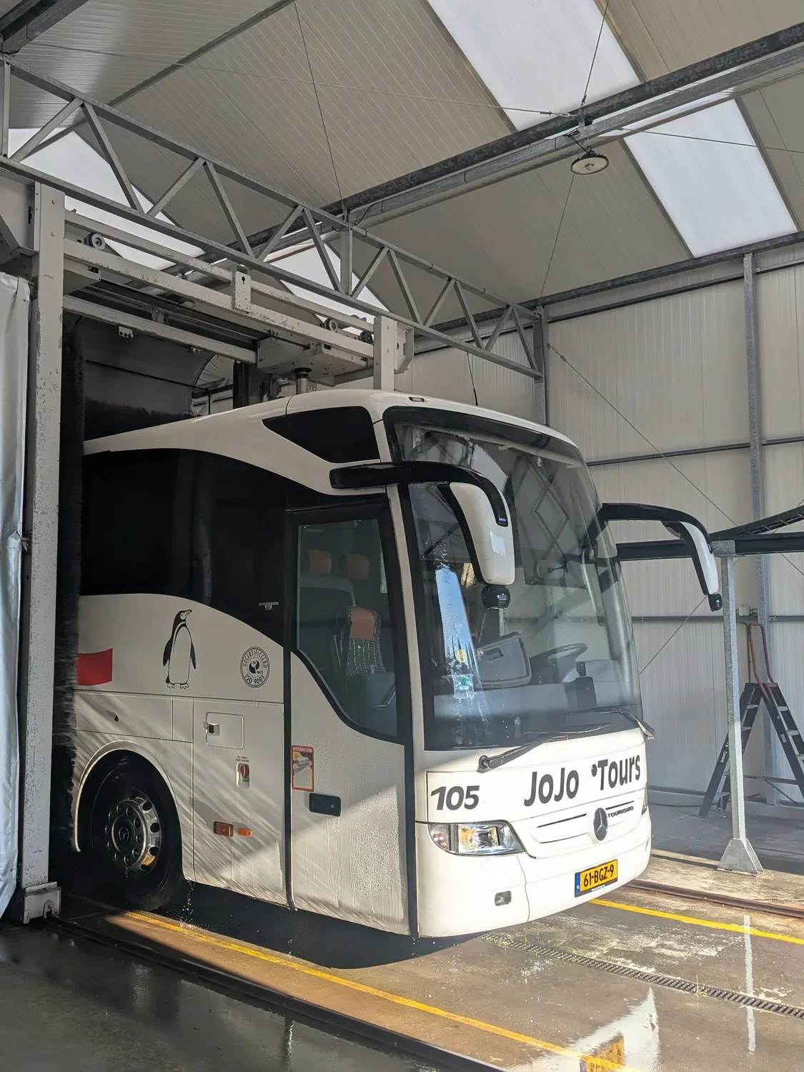 Touringcar van JoJo Tours in de wasstraat in Vlaardingen, vooraanzicht Touringcar van JoJo Tours in de wasstraat in Vlaardingen, vooraanzicht
